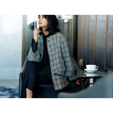 春のモノトーンコーデは進化したツイードジャケットで都会的に着こなす。気温17℃｜3/30(木)【50代の毎日コーデ】