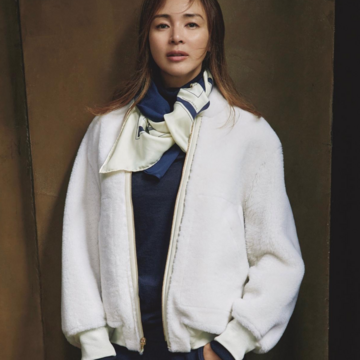 ムートンブルゾンにシルクスカーフのリッチさを足した大人の上級カジュアルコーデ。最低気温4℃｜1/30(金)【50代の毎日コーデ】