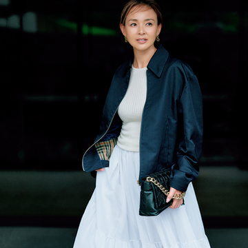 シルク100%のリュクスなブルゾンは、ロングスカートで華やかさを足して