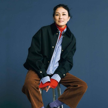 【セリーヌの秋冬ニットコーデ】赤ニットで差し色をプラス！大人女性のボーイッシュコーデ