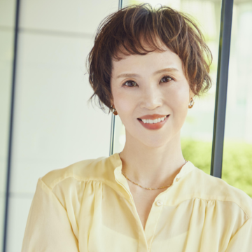 白髪ぼかしにも効果あり！ハイライトカラーで動きのあるマッシュショートに【50代髪型・ヘアスタイル】