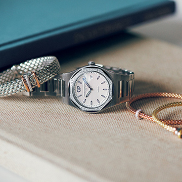 シャープな「ジラール・ペルゴ」の時計に3色のゴールドを重ねてエレガントに！