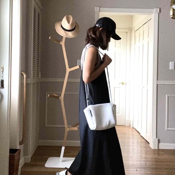 大人ジャンパースカートのスニーカーコーデ