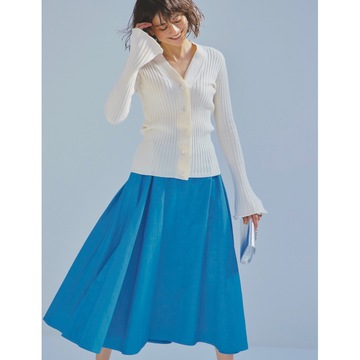 白×ブルーのさわやかカラーのペアリングでフェミニンなスカートコーデの好感度をアップ！気温24℃｜5/10(土)【50代の毎日コーデ】