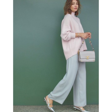 透明感のあるピンクとグレーの色合わせが、秋のおしゃれに新鮮さを加える。気温13℃｜11/28(火)【50代の毎日コーデ】