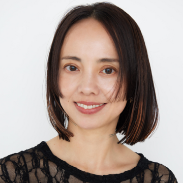 “フレーミングバング”のミディアムボブで、ほうれい線までカバー【50代髪型・ヘアスタイル】