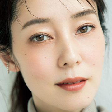 光を与えてくすみをとばす「ツヤ囲み」メイクテク【2割フェミニン増しアイメイク】