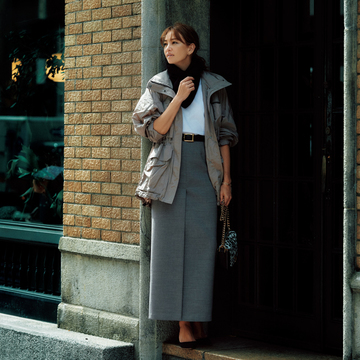 ほっそり脚長ボックスタイトスカートは、ブルゾン合わせでカジュアルに着ても【この秋、端正なスカート】