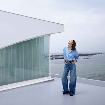 定番コーデをアップデート！晩夏にも着たいさわやかなライトブルーのシャツ【SHIHOがまとう“夏の青”】