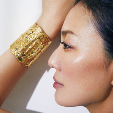 ヴァン クリーフ＆アーペルの「エトルリアン カフ ブレスレット」【板谷由夏×伊藤美佐季の「ドラマを生むジュエリー」】