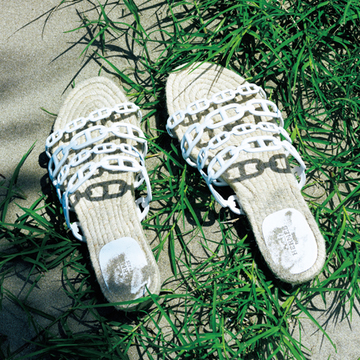 【最愛なるエルメスの名品】「シェーヌ・ダンクル」のモチーフをあしらったサンダル「アンコーヌ」