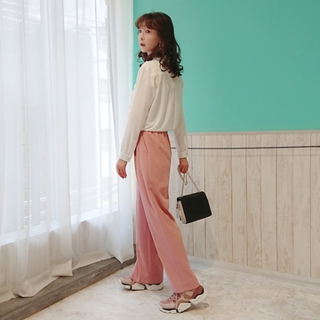 ZARAのスニーカーときれい色のパンツコーデ