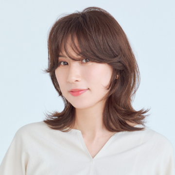 スタイリングが簡単！50代の立体感ミディアムヘアは“ツーブロック風”をヒントに【50代髪型・ヘアスタイル】