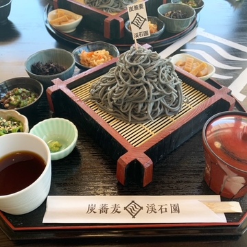 新緑の日本庭園で味わう「炭蕎麦」ランチ！【大分編】