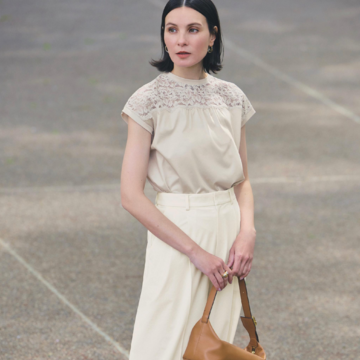 まろやかニュアンスカラーで気負わずエレガントなオフィスコーデが完成。気温33℃｜8/22(金)【50代の毎日コーデ】