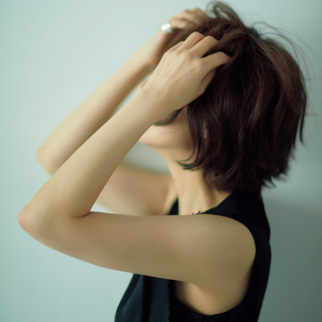 富岡佳子の女性らしい手元、腕をキープするハンド＆アームケア