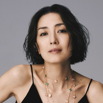 ルイ･ヴィトンのモチーフジュエリーをシンプルブラックコーデで楽しむ【俳優・板谷由夏の私をつくるジュエリー】