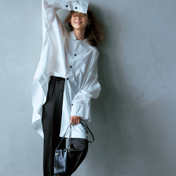 【50代のセンスある日常着】黒のジョガーパンツをエレガントなフラットシューズで優美に