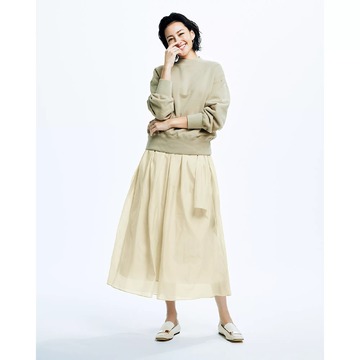 スタイリスト村山佳世子さんが提案するベーシック「村山佳世子×LOEFF」スウェットプルオーバー、シアータフタスカート