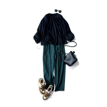 ダークカラーの装いを配色スニーカーでリズミカルに仕上げた大人のカジュアルコーデ。気温26℃｜6/9(日)【50代の毎日コーデ】