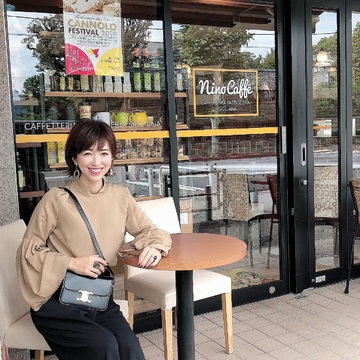 華のあるブラウスが活躍中。