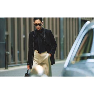 黒のツイードジャケット×ボウタイブラウスで凛とした華やかさを獲得。最高気温16℃｜4/2(水)【50代の毎日コーデ】