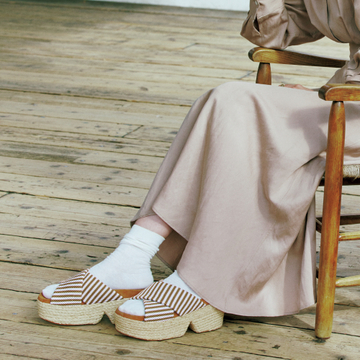 ストライプ柄サンダルを取り入れた春のスカートコーデ【グラフィック柄シューズ】