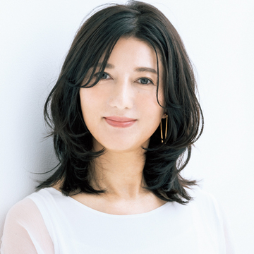 顔まわりの「ちょいカット」で瞬時にふんわり感がアップするミディアムヘア【50代髪型・ヘアスタイル】