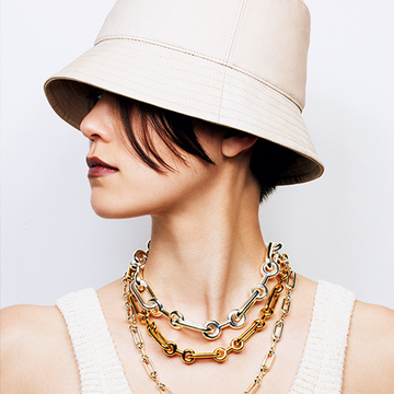 大胆ぐらいがちょうどいい！太さ＆色違いのチェーンネックレスでおしゃれに差をつけて