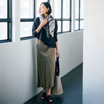 【大人の着やせルール】ゆるっとトップスで「斜め線」を作ってスッキリ見え