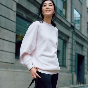 柔和なピンクの「ほど薄スウェット」で洗練されたカジュアルコーデに