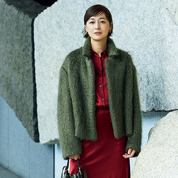 「深紅のシルクサテンシャツ」の華やかなツヤ感が大人のおしゃれ心をくすぐる