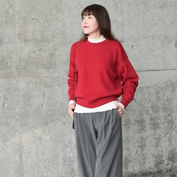 「赤」を取り入れたカジュアルコーデ