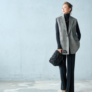 「THE STORE by C'」のイージーフレアパンツは、アイテムを選ばずデイリーに活躍する一品【この秋、優美な黒パンツ】