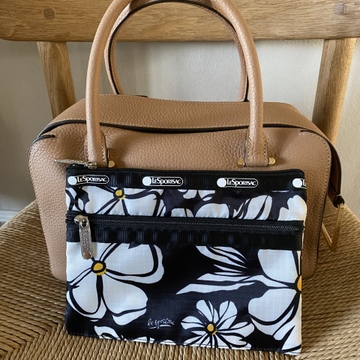 大人の花柄ポーチで春コーデ