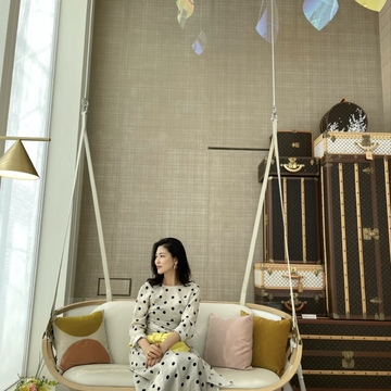 バックシャンなワンピースで過ごす都会のリゾート