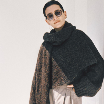 ショート丈ニットとロングマフラーのセットでモダンな全身バランスを描く。気温7℃｜2/5(木)【40代・50代の毎日コーデ】