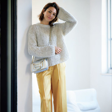 ツヤイエローのパンツでカジュアルコーデにほどよい華やぎを【かっこよく着映える「きれい色」コーデ】