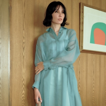 シアー素材のワンピースで繊細な女性らしさを【アレンジ上手なシャツワンピース】