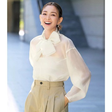 【50代ブラウス】顔まわりがパッと華やぐ〈デパリエ〉旬のシアー「華トップス」