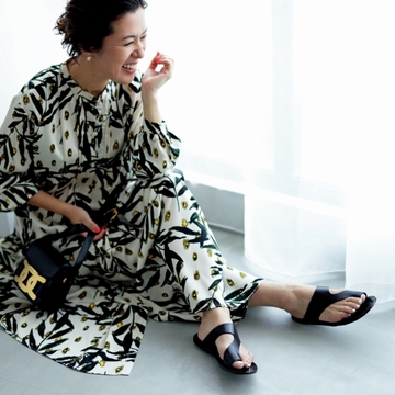 黒のレザーサンダルで夏のフェミニンコーデを刷新【大草直子の夏のマジックアイテム】