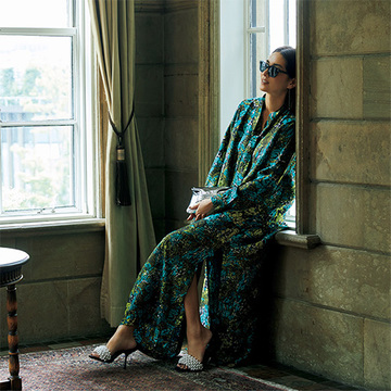 ボタニカル柄で夏らしさ引き立つ「マックスマーラ」のプリントドレス【8月のドレススタイル】