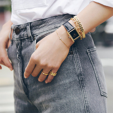 「カルティエ」の新作ウォッチ×チェーンブレスレットを無造作にミックス