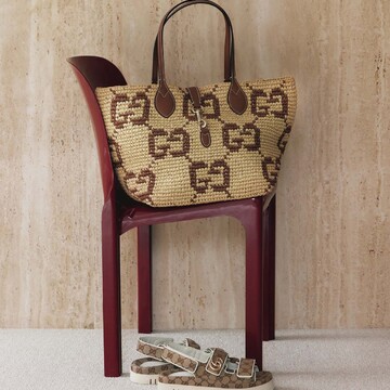 シーンレスに活躍してくれる「グッチ」のトートバッグ＆スポーティーサンダル