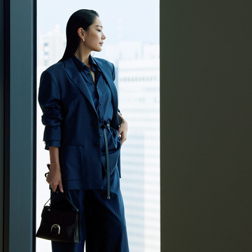 【働く50代に似合う信頼ジャケット】ドラマティックなネイビーが一日を後押しする「TAE ASHIDA」のジャケット