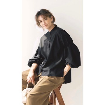 ベーシックカラーコーデは、華やかなボリュームブラウスでポジティブな印象に！最高気温19℃｜4/5(金)【50代の毎日コーデ】