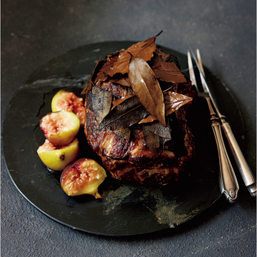 豪快な「ローストポーク」は、山盛りのローリエを添えて【坂田阿希子の極めの肉料理】