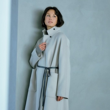 リッチなウールコートはリボンベルトを巻いて優美なスタイルに