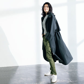 スタイリスト地曳いく子さんセレクション「HERNO」のラミナー フーデッドコートが春のはおりに最適！