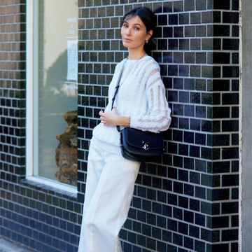 ケーブル編みに透ける素材をあしらった新鮮なデザインニットでオールホワイトの涼しげコーデ